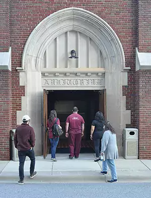 Students walking into the Ivy Building.