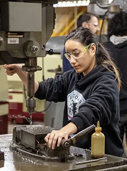 Adult Education in Spanish - Machine Operator Certificate